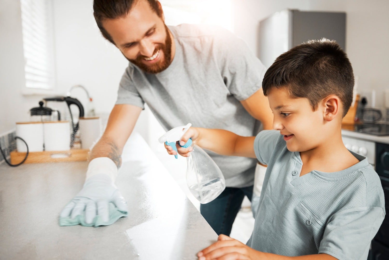 Padre e hijo limpiando