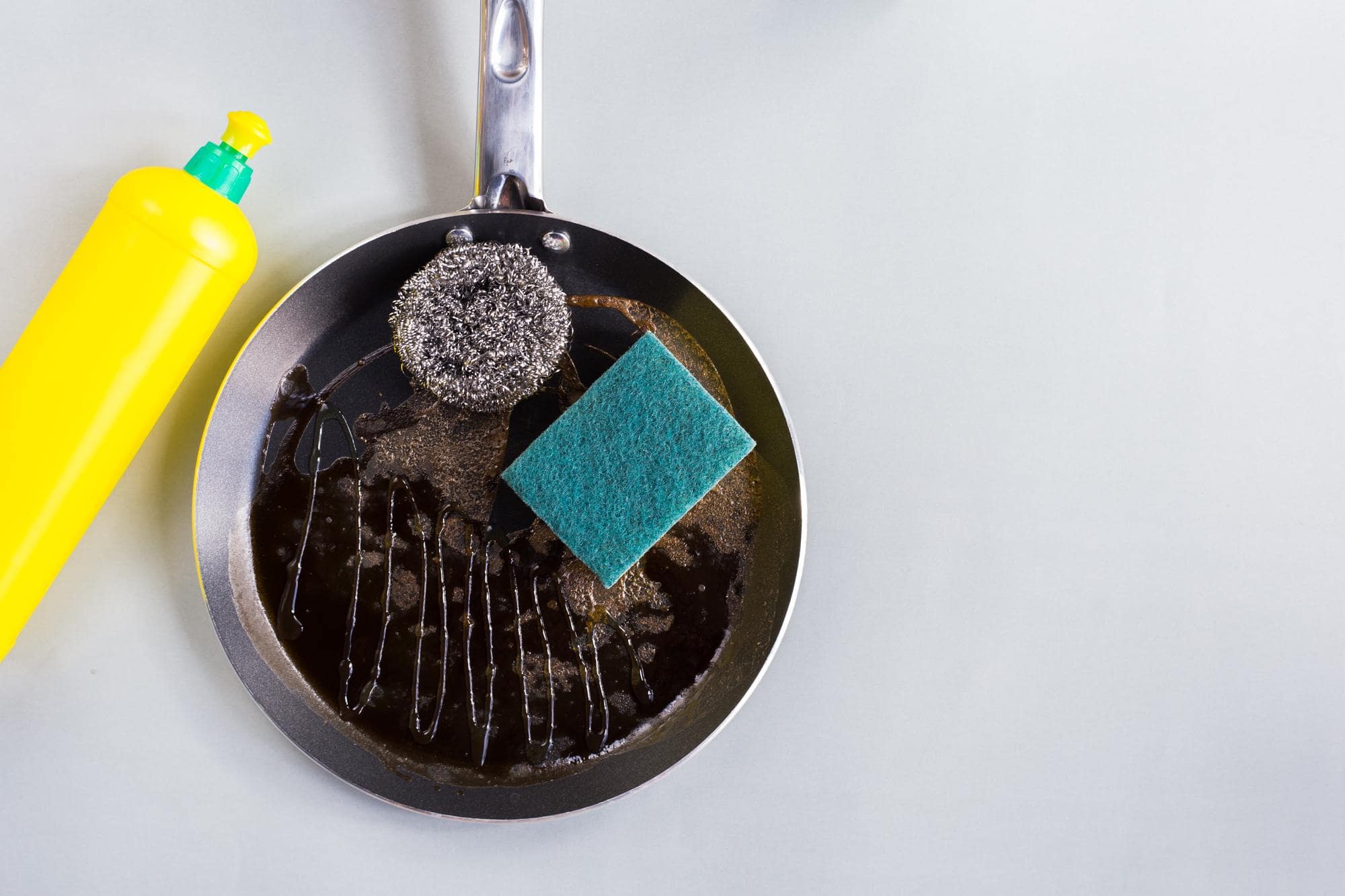 Como quitar comida quemada de utensilios de cocina